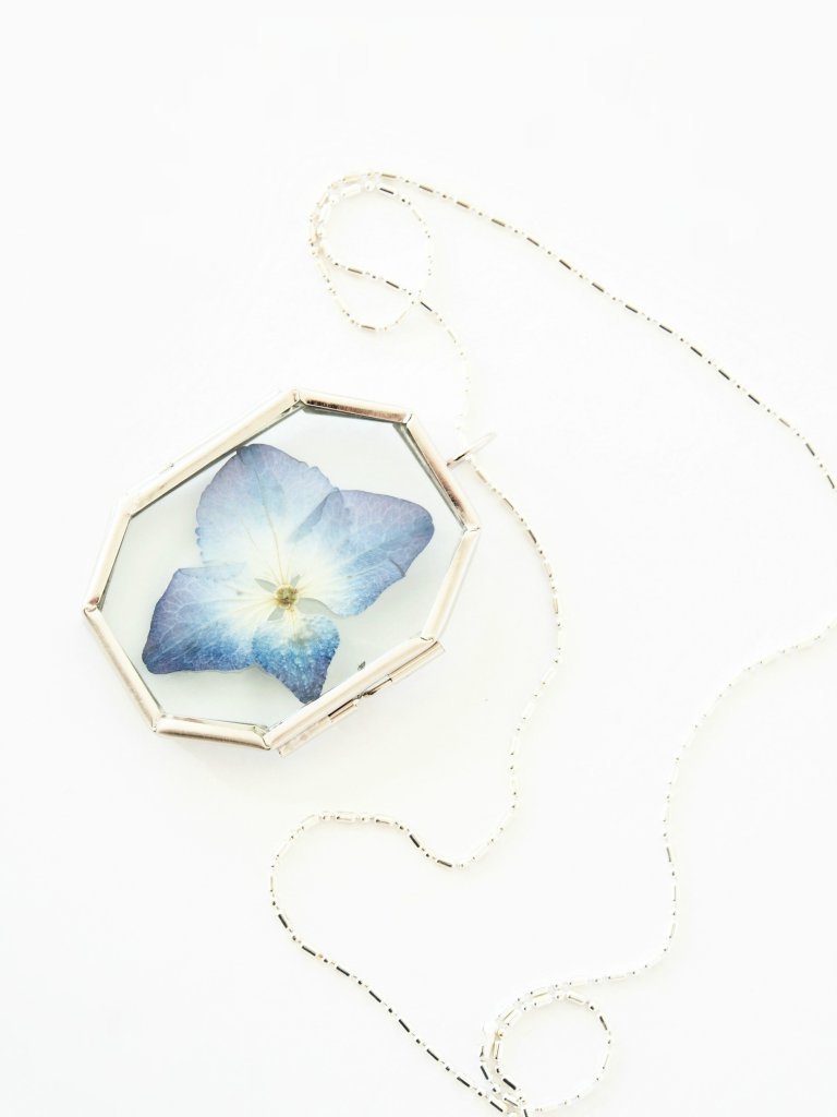 DIY-Pressed-Flower-Locket-@monsterscircus