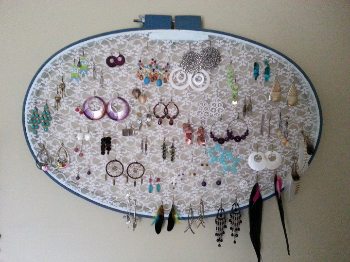 earring-display-from-an-embroidery-hoop-and-lace