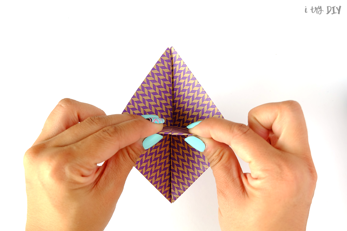 How to make 3D origami paper stars - Akamatra