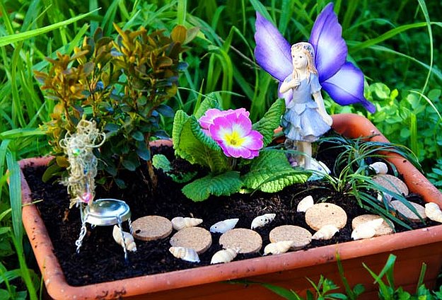 101-fairy-in-garden-with-primroses