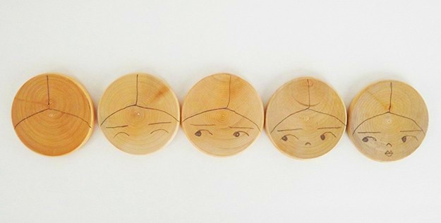 How-to-Make-DIY-Magnets-With-a-Christmas-Motif-Step-1-Draw-Faces