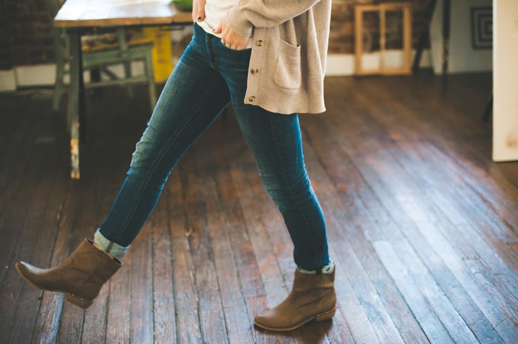 light-fashion-hands-woman